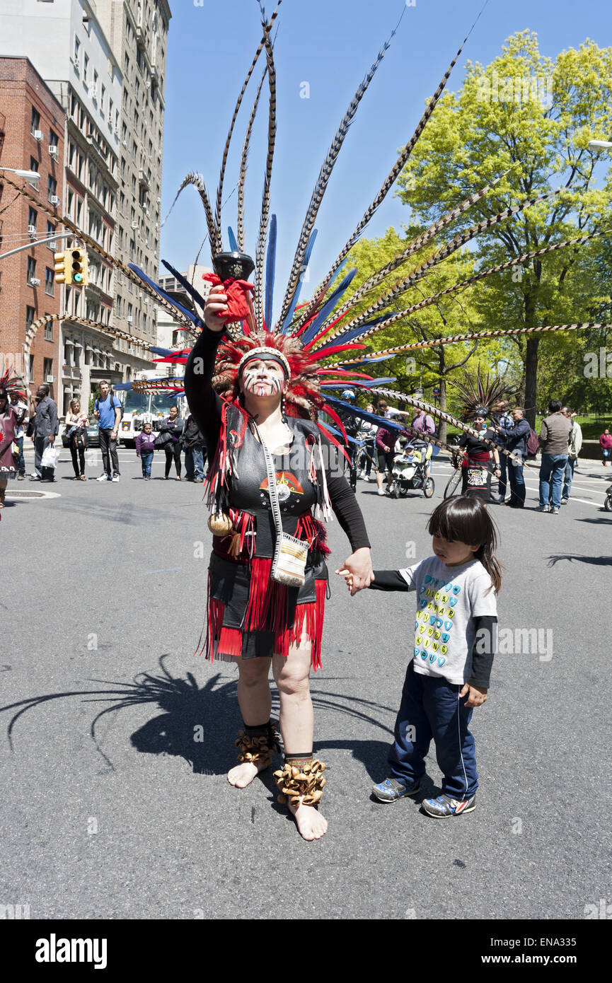 Aztec dancer hi-res stock photography and images - Alamy
