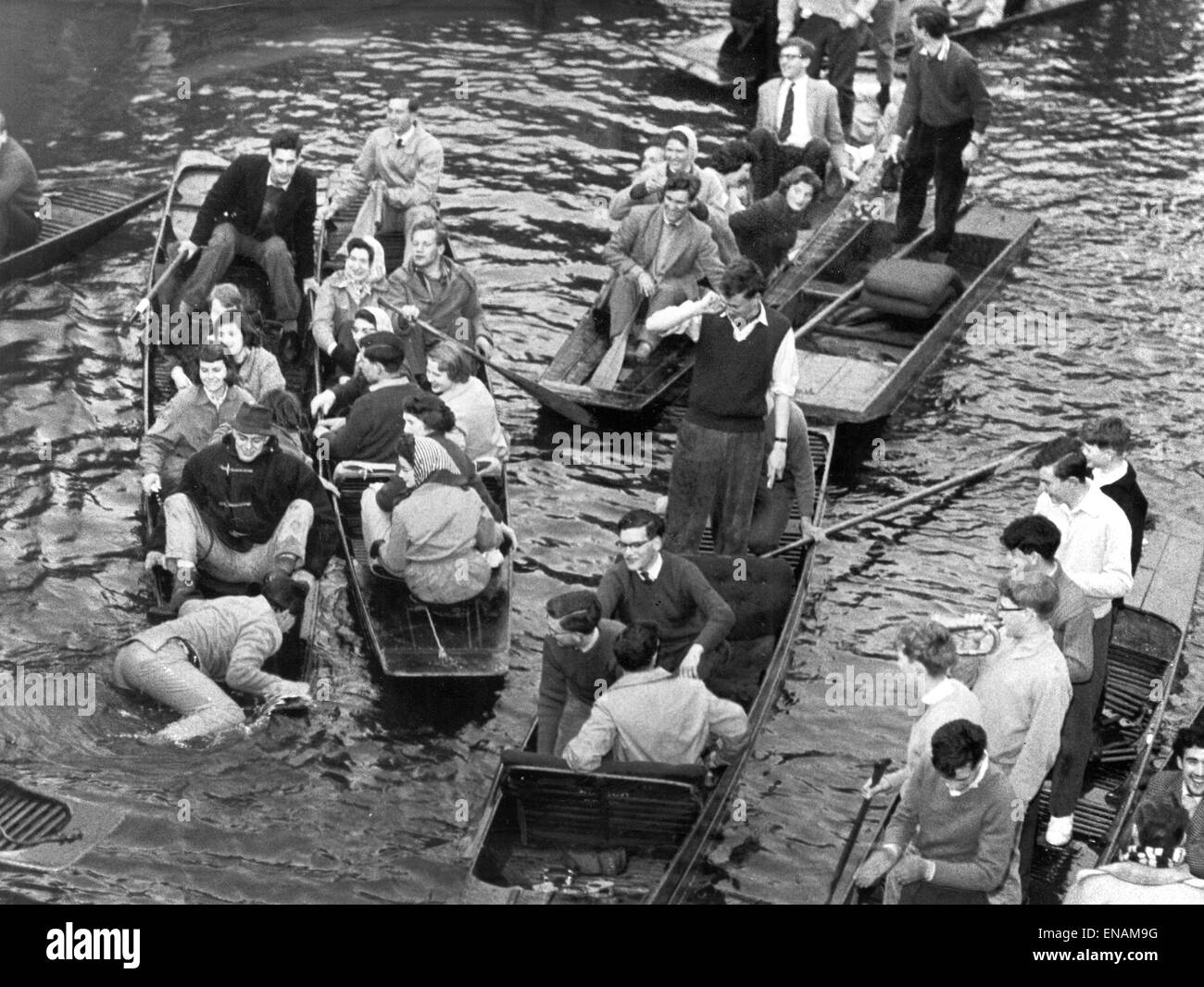 FILE PHOTOS: Oxford, Oxfordshire, UK. 1st May, 1959. Oxford May Day 01.05.1959. Revellers out in punts, on the River Cherwell by Magdalen Bridge, Oxford, enjoying May Morning. Oxford Mail/Alamy Features . Stock Photo