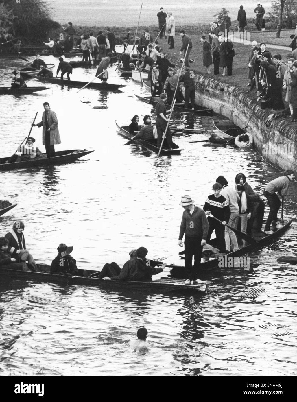 FILE PHOTOS: Oxford, Oxfordshire, UK. 1st May 1964. Oxford May morning 1964. May Day. Punting Chaos on the Cherwell River as some people swim while others try to get into boats from the water. Oxford Mail/Alamy Features . Stock Photo