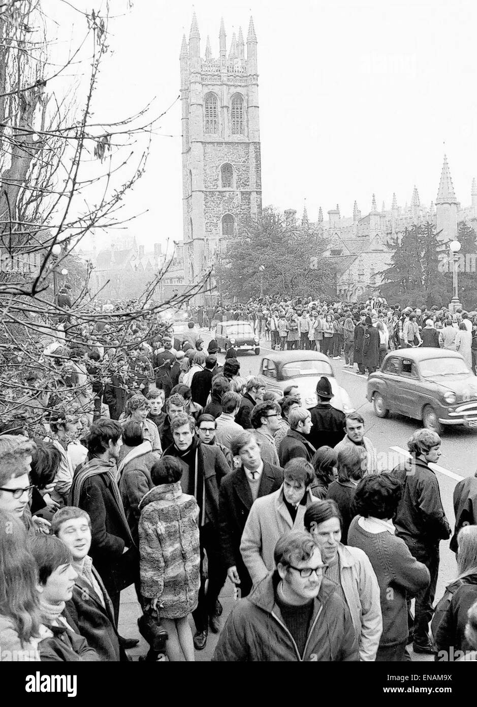 FILE PHOTOS: Oxford, Oxfordshire, UK. 1st May, 1969. Oxford May Day. Some of the large crowd that gathered on Magdalen Bridge on May day for the traditional may Morning ceremony. Picture date 1 May 1969. Oxford Mail/Alamy Features . Stock Photo