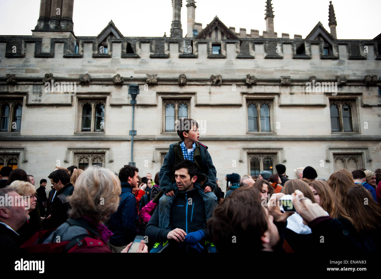 Revellers celebrate Mayday in Oxford. Choristers of Magdalen College Choir sing the Hymnus Eucharist at 6am Stock Photo
