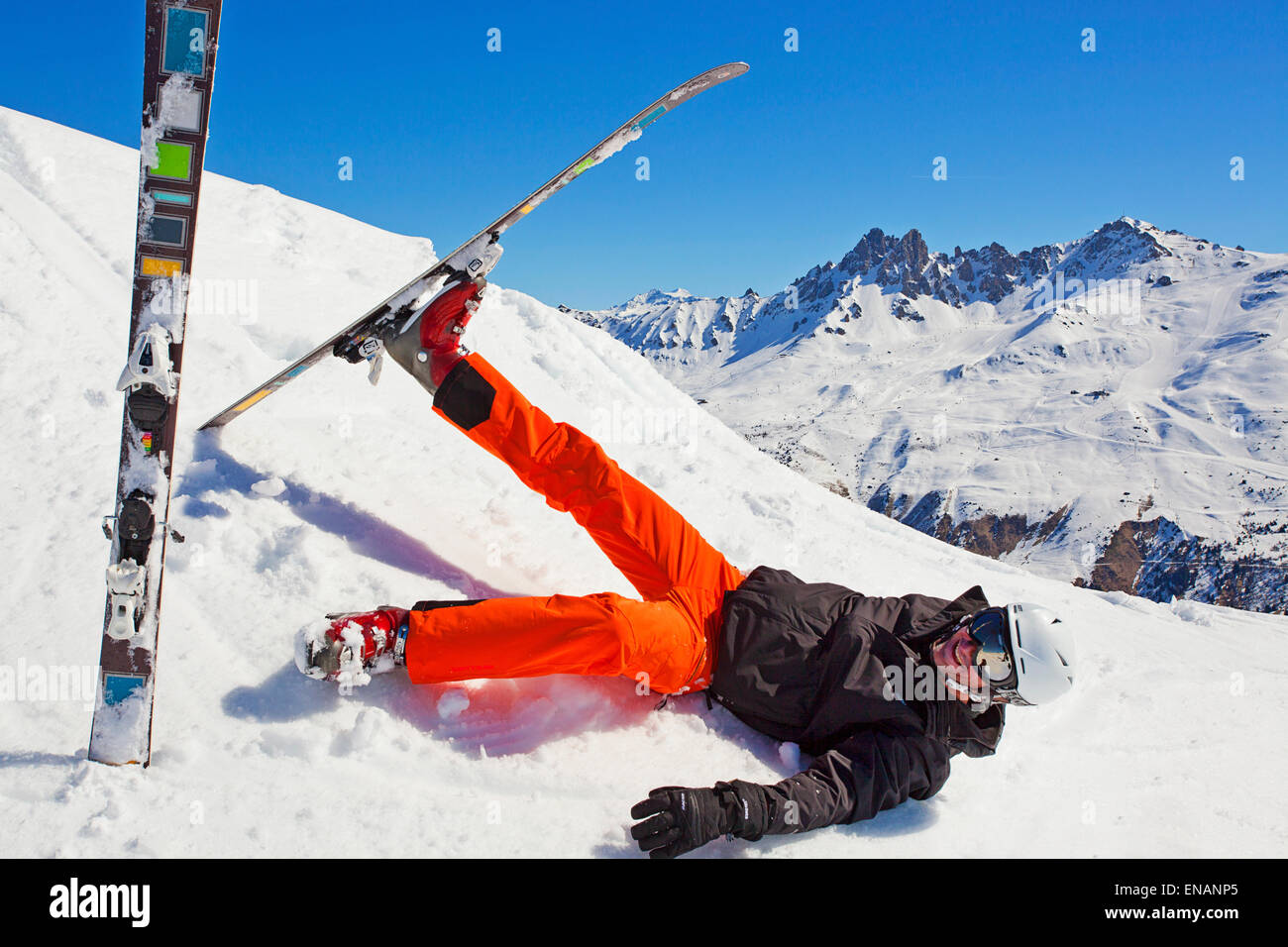 Skier fallen over Stock Photo - Alamy