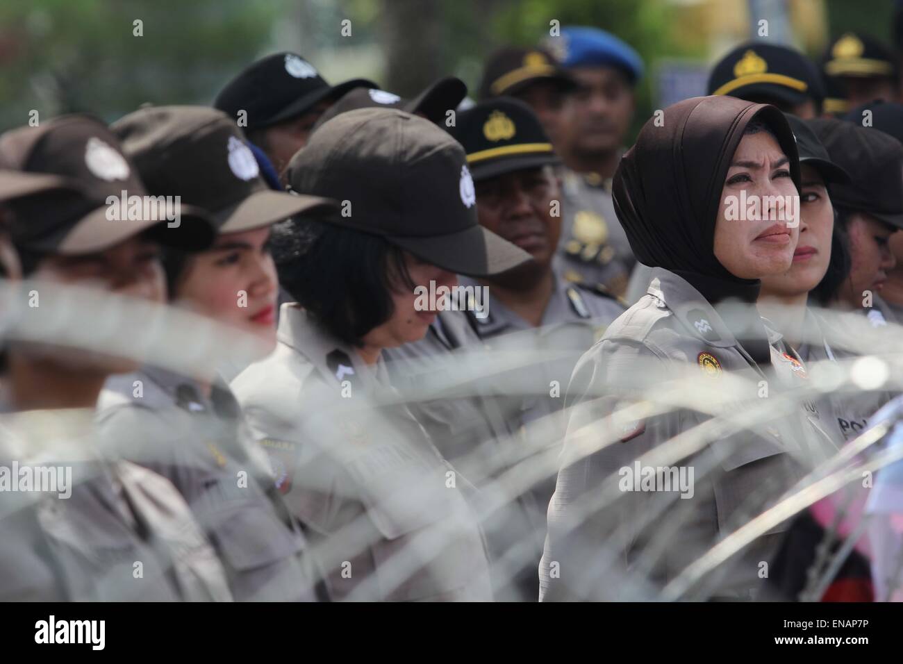 Batam, Kepri, Indonesia. 1st May, 2015. BATAM, INDONESIA - MAY 01: Indonesia police guard labours on action demanding an increase on welfare, health and remove emplyment contarcts during International Labour Day called May Day on Mei 01, 2015 in Batam, Indonesia. Credit:  Sijori Images/ZUMA Wire/Alamy Live News Stock Photo