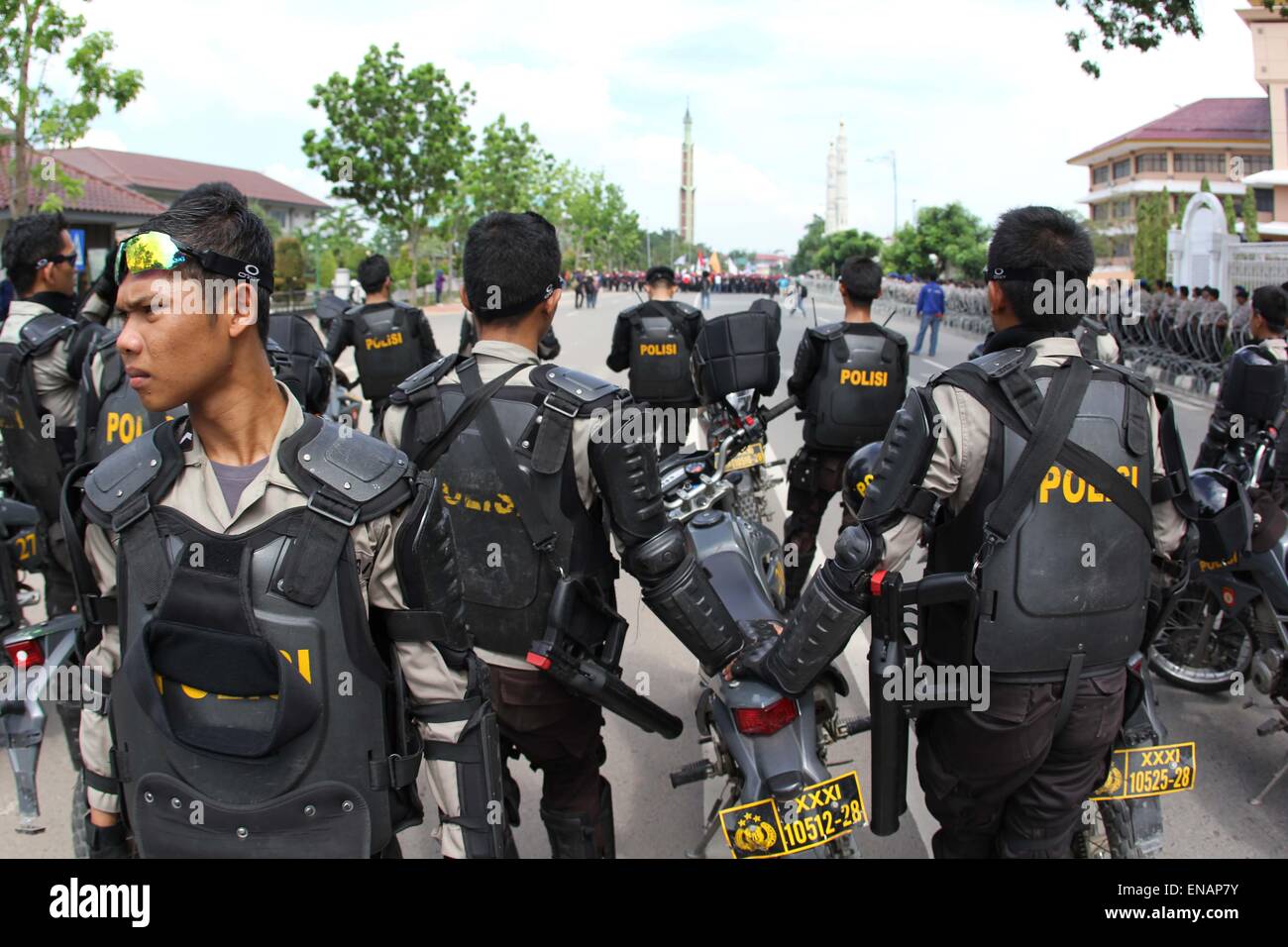 Batam, Kepri, Indonesia. 1st May, 2015. BATAM, INDONESIA - MAY 01: Indonesia police guard labours on action demanding an increase on welfare, health and remove emplyment contarcts during International Labour Day called May Day on Mei 01, 2015 in Batam, Indonesia. Credit:  Sijori Images/ZUMA Wire/Alamy Live News Stock Photo