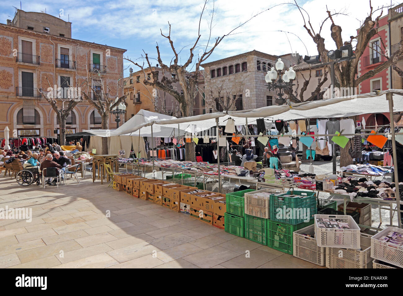 Street market and pavement café tables, Montblanc, Catalonia, Spain Stock Photo