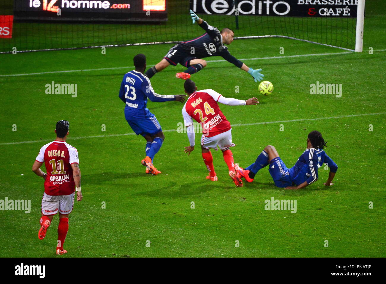 David NGOG/Anthony LOPES - 26.04.2015 - Reims/Lyon - 34eme journee de Ligue 1.Photo : David Winter/Icon Sport Stock Photo