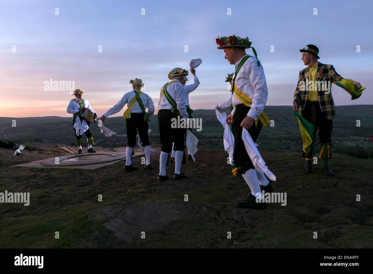 Morris dancers from the Chapel-en-le-Frith Morris Men dance at sunrise to welcome May Day on Eccles Pike Stock Photo