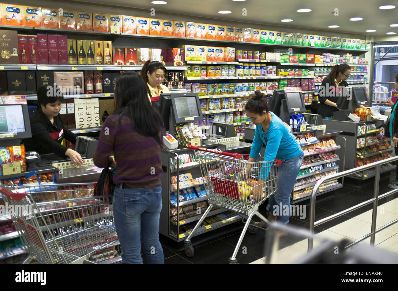 dh Wellcome CAUSEWAY BAY HONG KONG Chinese Customers supermarket checkout china super market Stock Photo