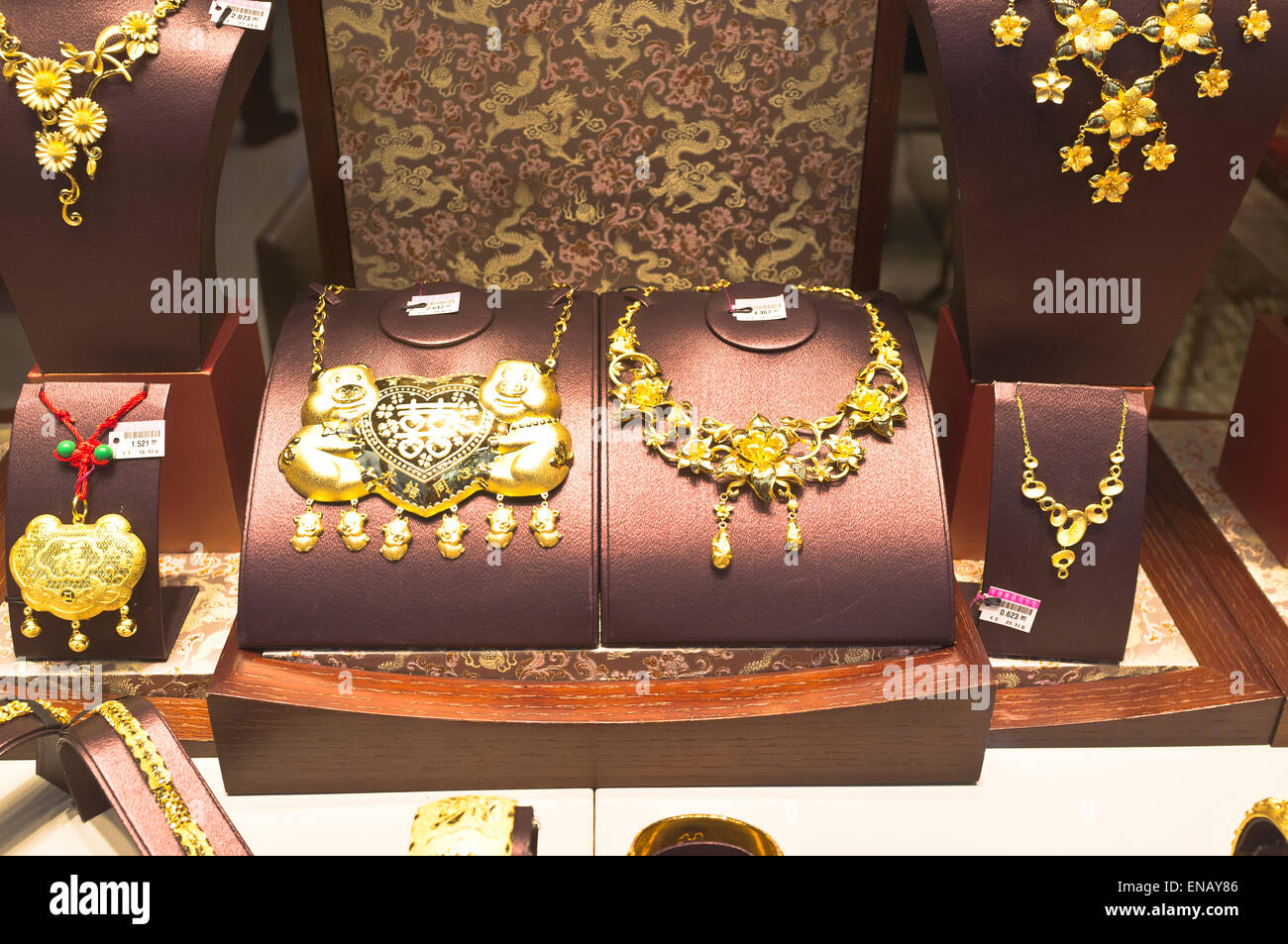 dh Shop window display SHOPPING HONG KONG Gold necklaces jewelry luxury chinese necklace china jewellery Stock Photo