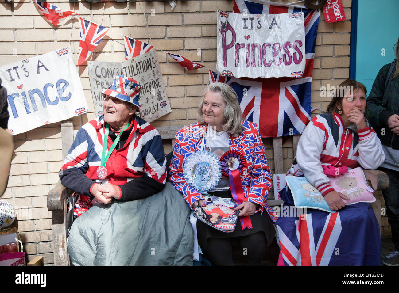 St Mary's Hospital, London, UK. 1st May, 2015. Waiting For 'Arrival' of Royal Baby after Betting Suspended - Fans Wait Outside Ready to Congratulate The Royals on Their Birth Credit:  M.Sobreira/Alamy Live News Stock Photo