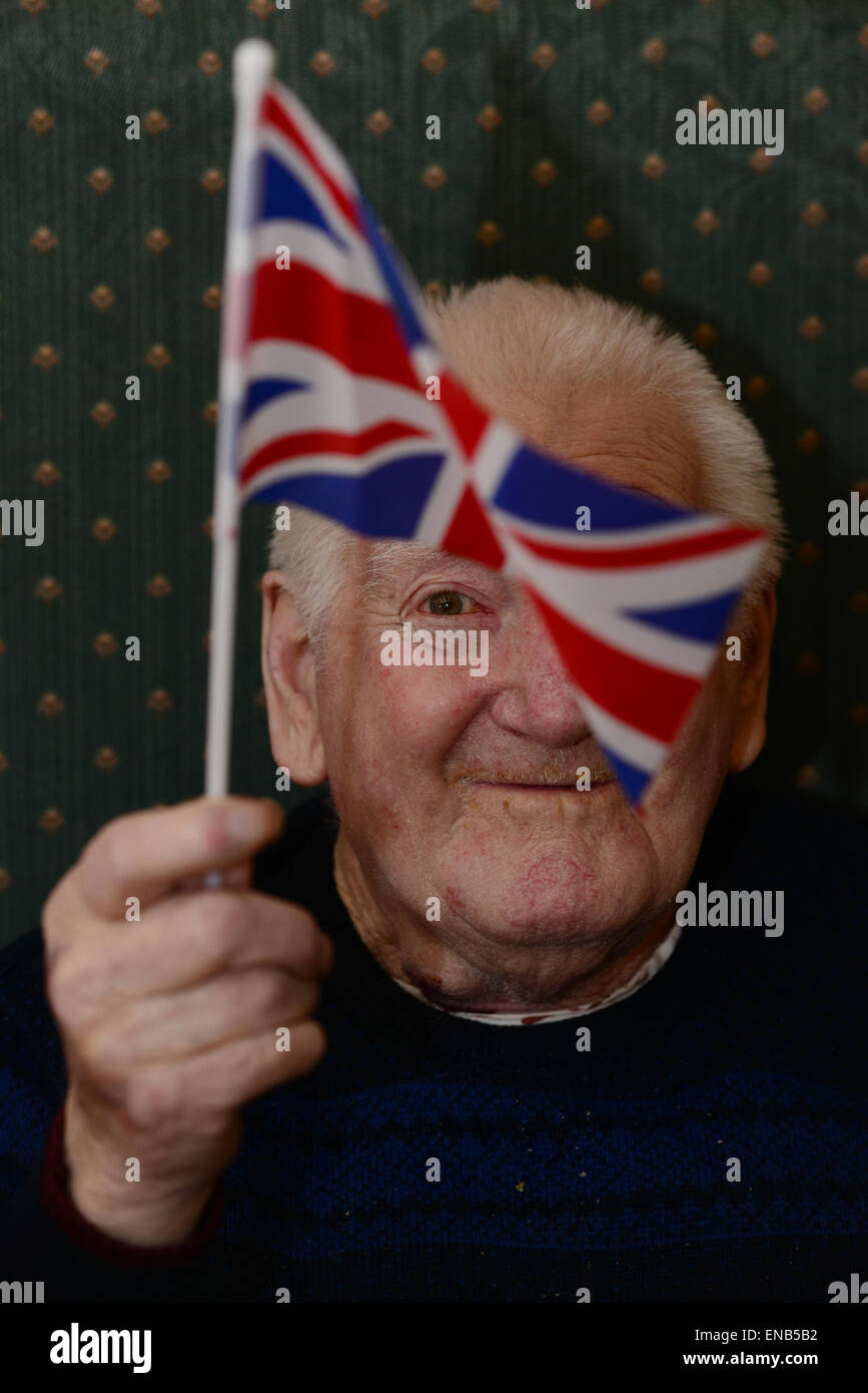 Barnsley, UK. 1st May 2015. 90 Year old Eric Cooper is shown enjoying an early VE Day 70th Anniversary party at a care home in Barnsley, South Yorkshire, UK. Picture: Scott Bairstow/Alamy Stock Photo