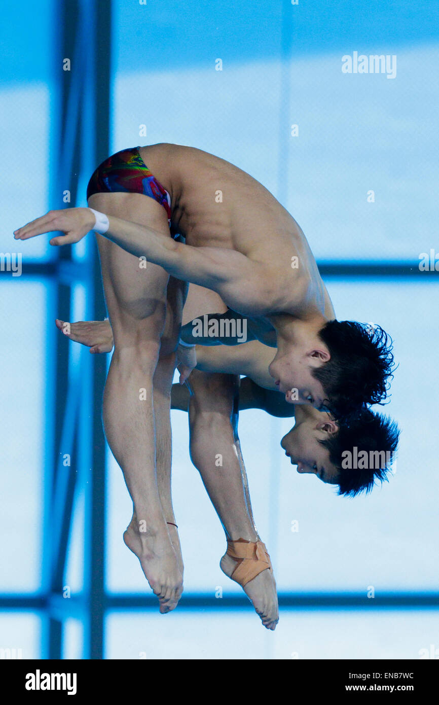 London, UK. 01st May, 2015. FINA World Series Diving. Men's 10m Synchro Platform. Eventual Gold medallists Yue Lin & Aisen Chen of China in action Credit:  Action Plus Sports/Alamy Live News Stock Photo