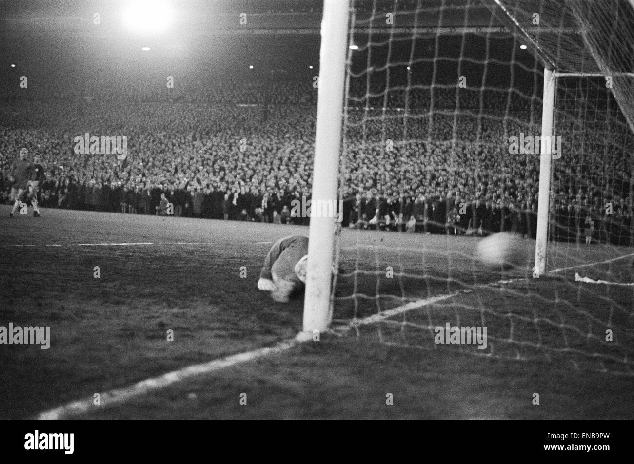 FA Cup Fifth round replay. Leeds United 1 v. Sunderland 1. Record attendance of nearly 58, 000 fans at Elland Road which led to barrier collapses and fans being injured on the terraces. OPS Sunderland keeper Jimmy Montgomery dives to save a shot. 15th Mar Stock Photo