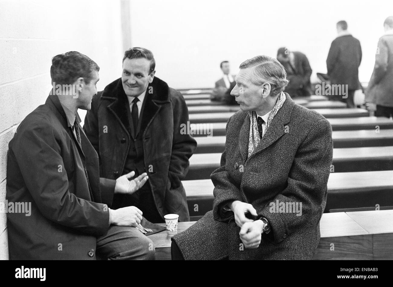 Football Association teach-in at Leeds University. Huddersfield Town manager Ian Greaves, Leeds manager Don Revie and Sid Owen of Leeds having a chat before the class. 12th February 1969. Stock Photo