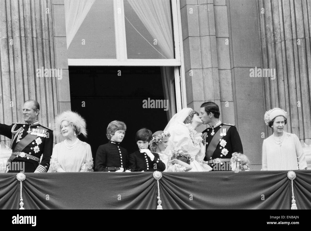 Prince Charles and Diana Spencer wedding, 29th July 1981. The happy couple share a kiss on the balcony at Buckingham Palace, joined by Prince Philip the Duke of Edinburgh, the Queen Mother, Queen Elizabeth II and some of the page boys and bridesmaids. Stock Photo