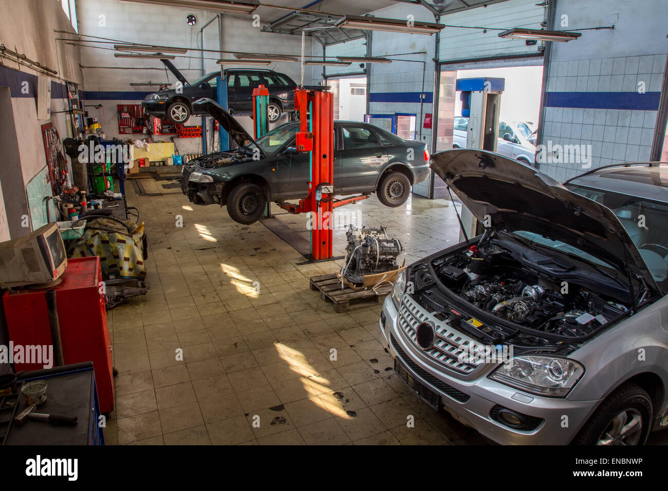 Old style car service with the cars inside Stock Photo Alamy