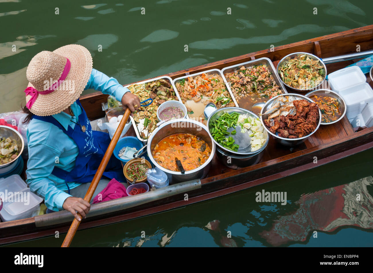 Food vendor at Damnoen Saduak Floating Market in Ratchaburi, Thailand. Stock Photo