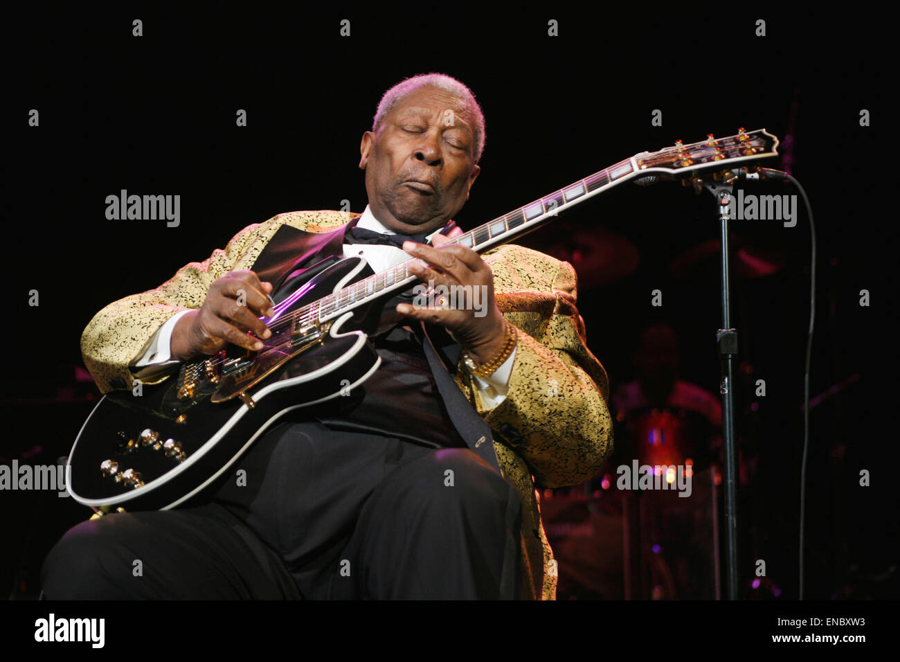 File. 1st May, 2015. Blues legend B.B. KING has entered into hospice care Friday at his home in Las Vegas. The 89-year-old musician posted thanks on his official website for fans' well-wishes and prayers after he returned home from a brief hospitalization, said L. Toney, King's longtime business manager and current power-of-attorney. Pictured: Aug 07, 2007 - New York - BB King performing live at Madison Square Garden's Theater. (Credit Image: © Aviv Small/ZUMA Press) Stock Photo