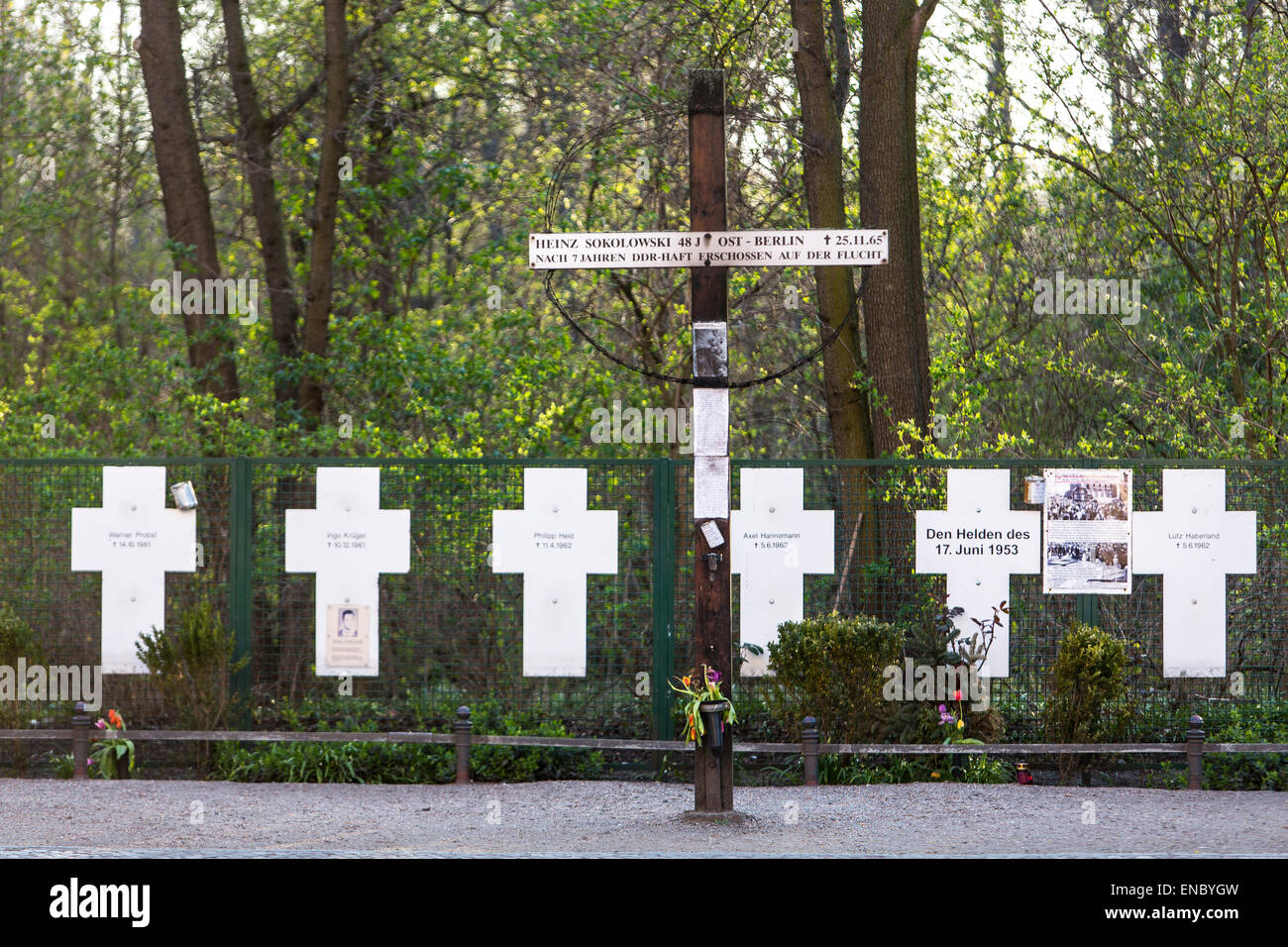 Memorial for the killed people at the Berlin wall Stock Photo Alamy