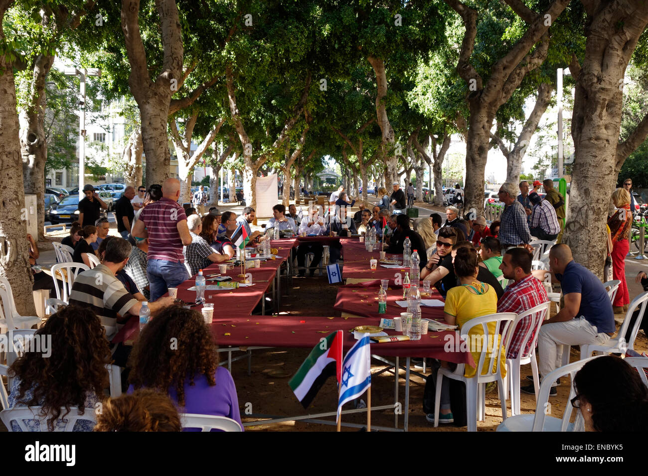 Israeli and Palestinian civilians gather in Rothschild street for an open public dialogue on peace and reconciliation, Tel Aviv Israel Stock Photo