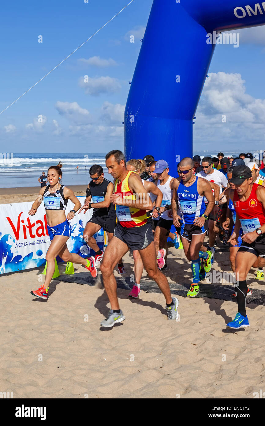 Costa de Caparica. Meia Maratona das Areias - Half Marathon of the Sands -  start line. An athletic event growing in popularity Stock Photo - Alamy