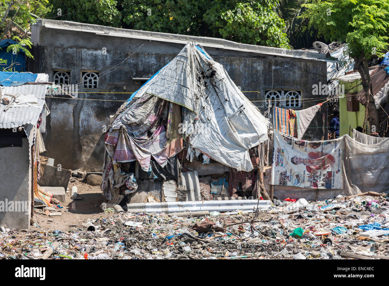 Third world poverty lifestyle: Poor tent slums on the banks of the polluted Adyar River estuary in Chennai, Tamil Nadu, southern India Stock Photo