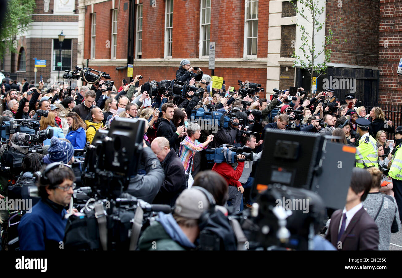 London, UK. 2nd May, 2015. Royal fans and journalists gather outside St. Mary's Hospital in London, on May 2, 2015. Britain's Duchess of Cambridge Kate gave birth to a girl on Saturday morning, adding a new member for the British royal family. Credit:  Han Yan/Xinhua/Alamy Live News Stock Photo