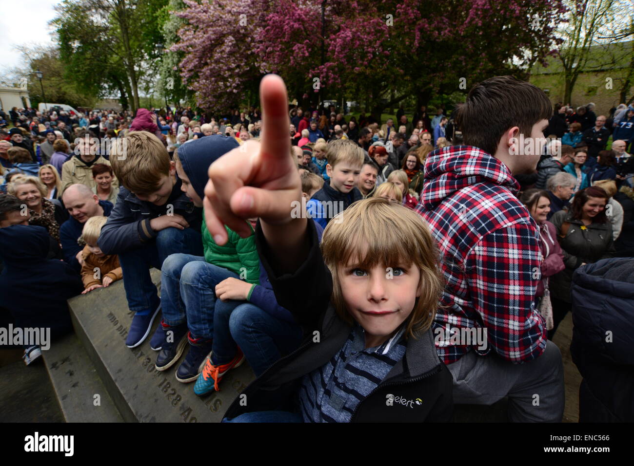 Rotherham, UK. 2nd May 2015. A young boy hoping to catch a piece of bread which is thrown from the church tower at Wath All Saints Parish Church near Rotherham, South Yorkshire. One hundred bread bun are thrown to the waiting crowds below as part of the annual Wath Festival. Picture: Scott Bairstow/Alamy Stock Photo