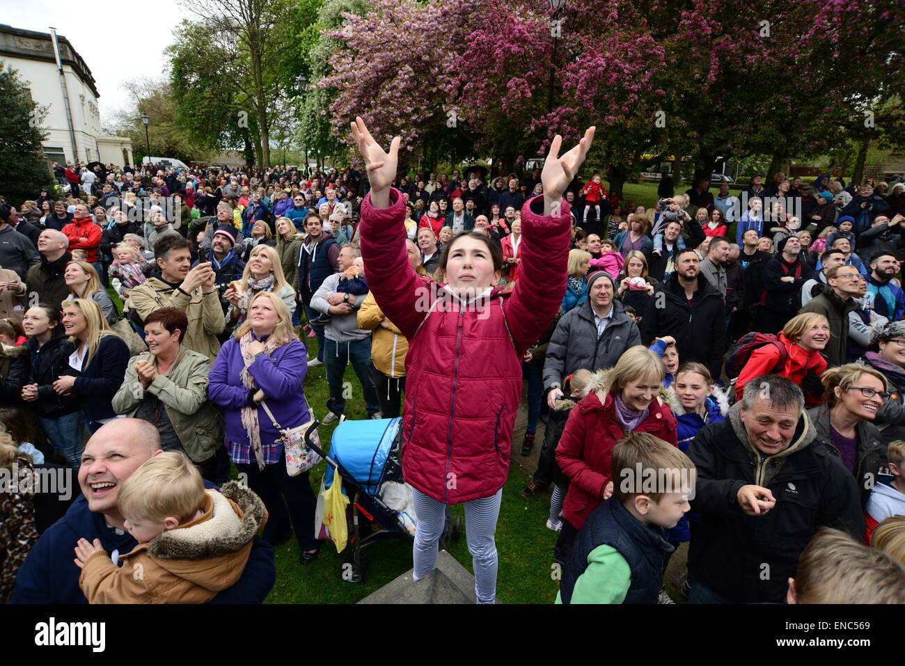 Rotherham, UK. 2nd May 2015. A young girl hoping to catch a piece of bread which is thrown from the church tower at Wath All Saints Parish Church near Rotherham, South Yorkshire. One hundred bread bun are thrown to the waiting crowds below as part of the annual Wath Festival. Picture: Scott Bairstow/Alamy Stock Photo
