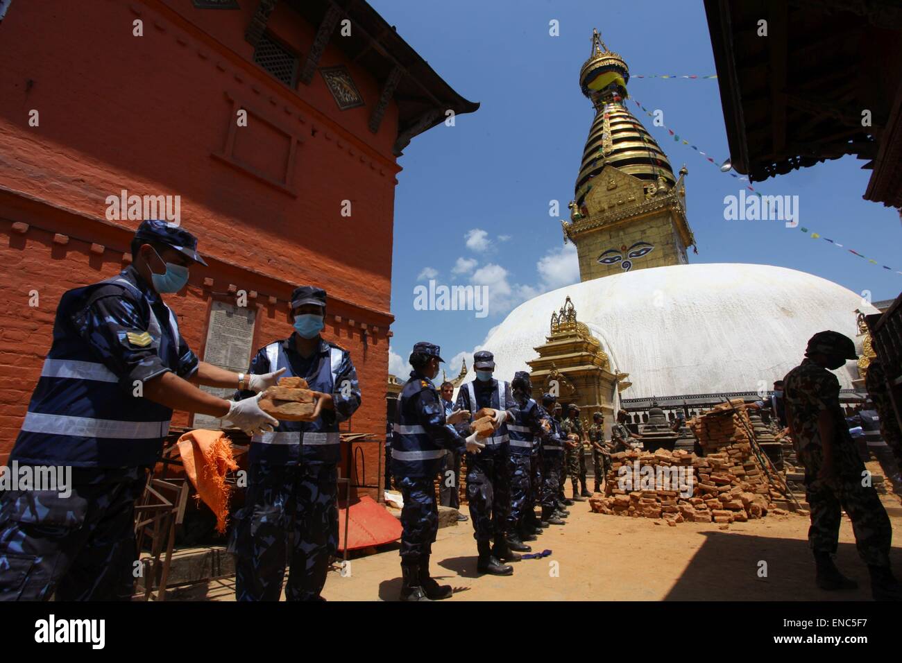 Kathmandu, Nepal. 2nd May, 2015. Nepal Police personnel move bricks away after the massive earthquake on April 25 in Kathmandu, Nepal, May 2, 2015. The death toll of the earthquake climbed to 6,659 and 14,062 people were injured, the Home Ministry said on Saturday. Credit:  Sunil Sharma/Xinhua/Alamy Live News Stock Photo