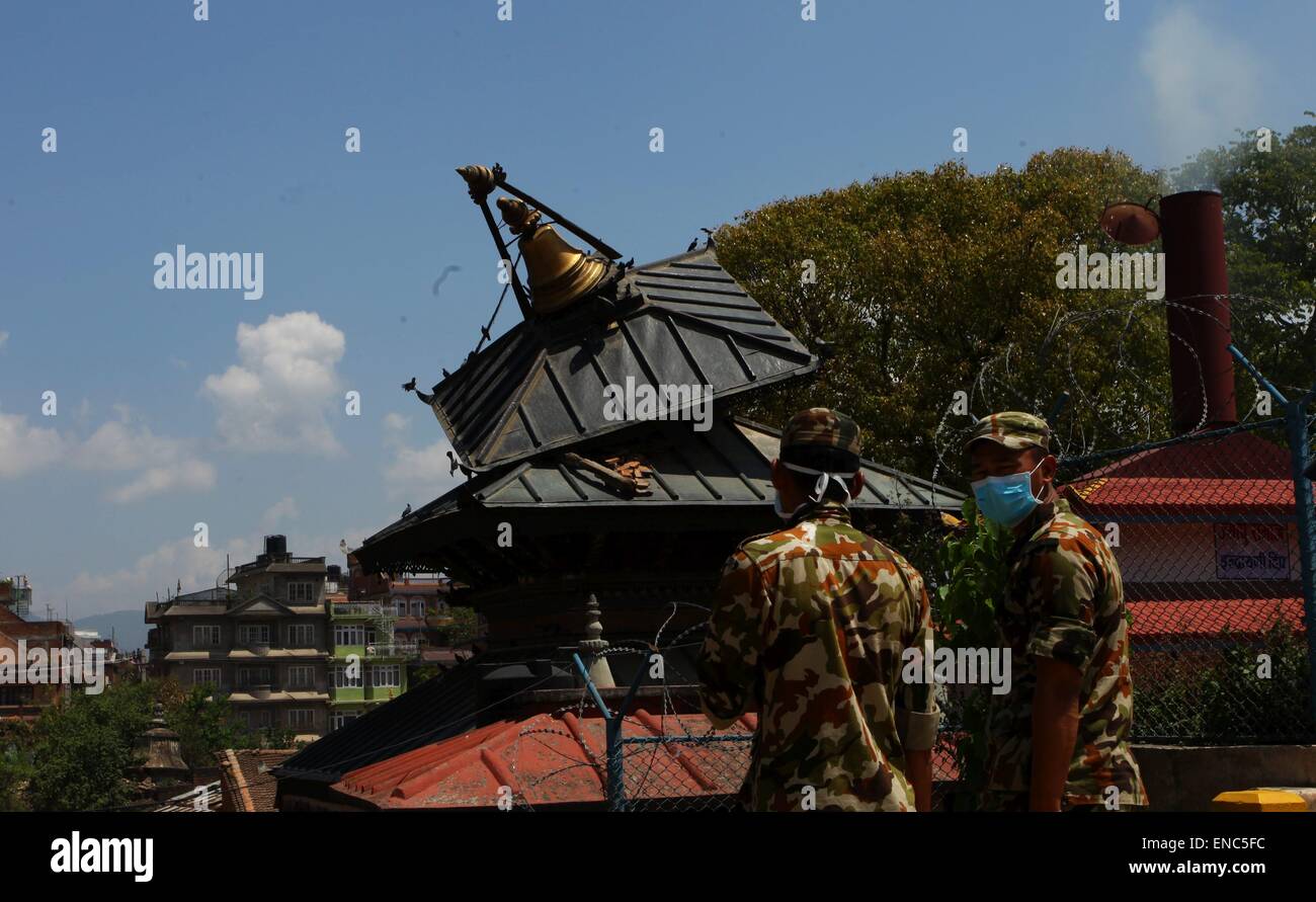 Kathmandu, Nepal. 2nd May, 2015. Nepal Army personnel work by a damaged roof of a temple after the massive earthquake on April 25 in Kathmandu, Nepal, May 2, 2015. The death toll of the earthquake climbed to 6,659 and 14,062 people were injured, the Home Ministry said on Saturday. Credit:  Sunil Sharma/Xinhua/Alamy Live News Stock Photo