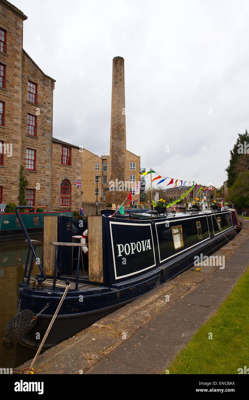 Narrow boat, canal boats owners, canals and waterways in the town of Skipton in North Yorkshire. Residents & tourists enjoying the summer sunshine, UK Stock Photo