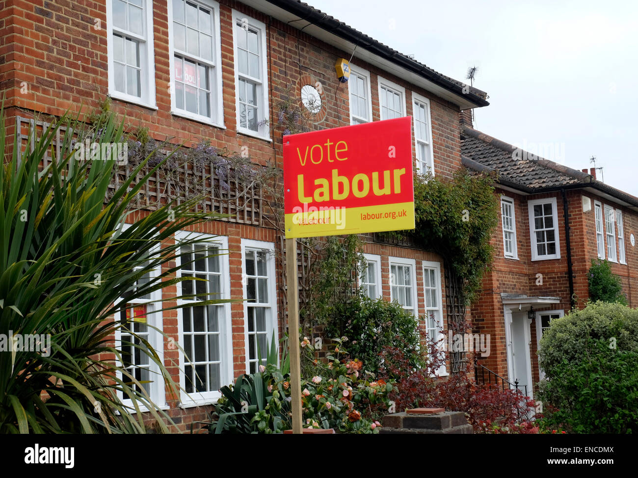 Labour Party Board outside £1.5 million plus houses in Muswell Hill London ! Stock Photo
