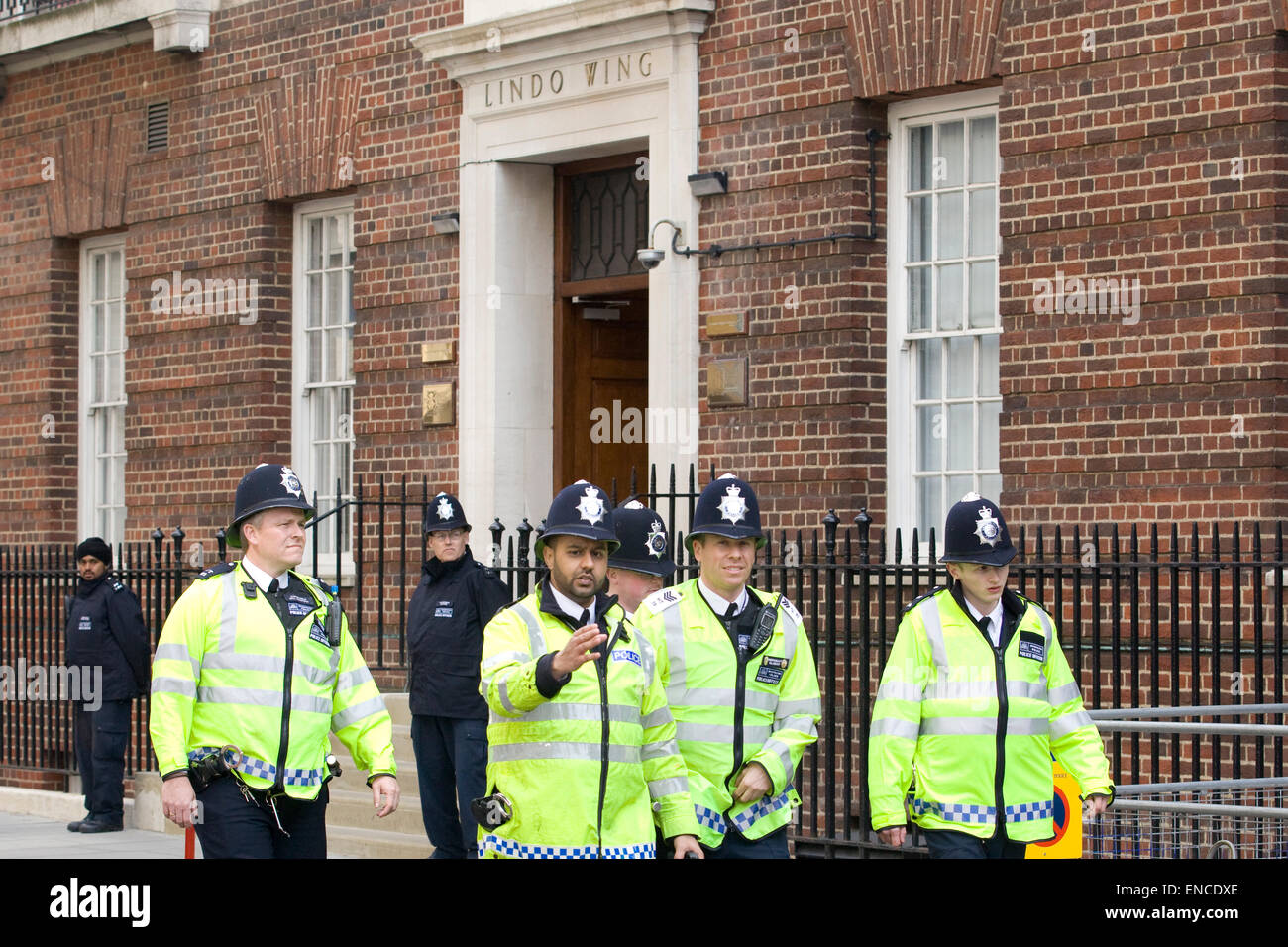 Police presence outside the Lindo wing where the  Duchess of Cambridge gave birth to a Princess Charlotte Elizabeth Diana Stock Photo