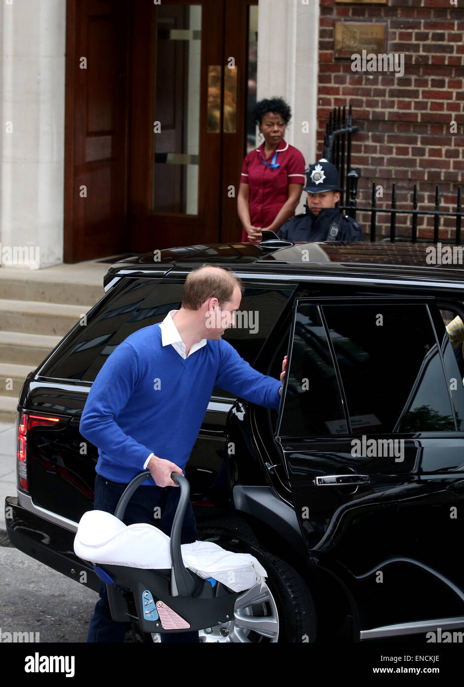 London, St. Mary's Hospital in London. 2nd May, 2015. Prince William, Duke of Cambridge, carries the newborn baby girl on a car outside St. Mary's Hospital in London, on May 2, 2015. The newborn baby girl made her first appearance to the public with the Duke of Cambridge and the Duchess outside St. Mary's Hospital on Saturday evening. Credit:  Han Yan/Xinhua/Alamy Live News Stock Photo