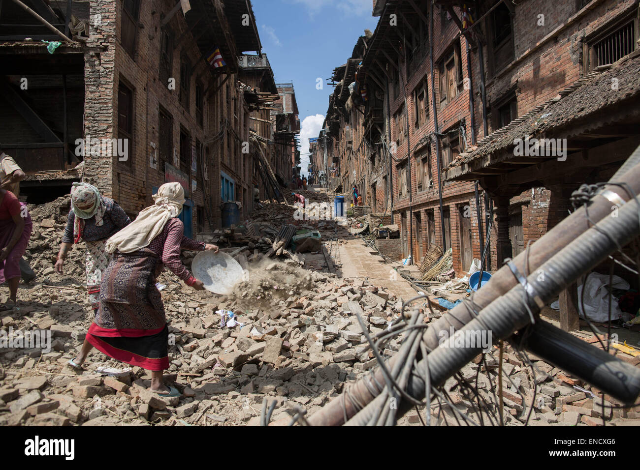 Kathmandu, Nepal. 2nd May, 2015. Nepalese people remove the rubbles and pick up the entire brick in order to build their house again, in the Maru Tole District of Bakthapur after the violent earthquake that hit Nepal one week ago. Credit:  Guillaume Payen/ZUMA Wire/ZUMAPRESS.com/Alamy Live News Stock Photo