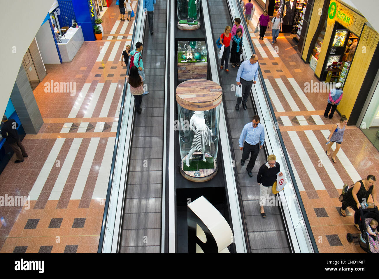 Shopping mall entrance crowd hires stock photography and images Alamy