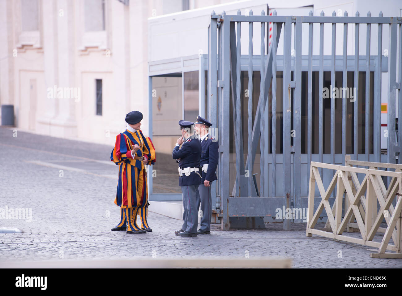 Swiss Papal Guard talking with Italian Carabinieri in the Vatican Stock Photo