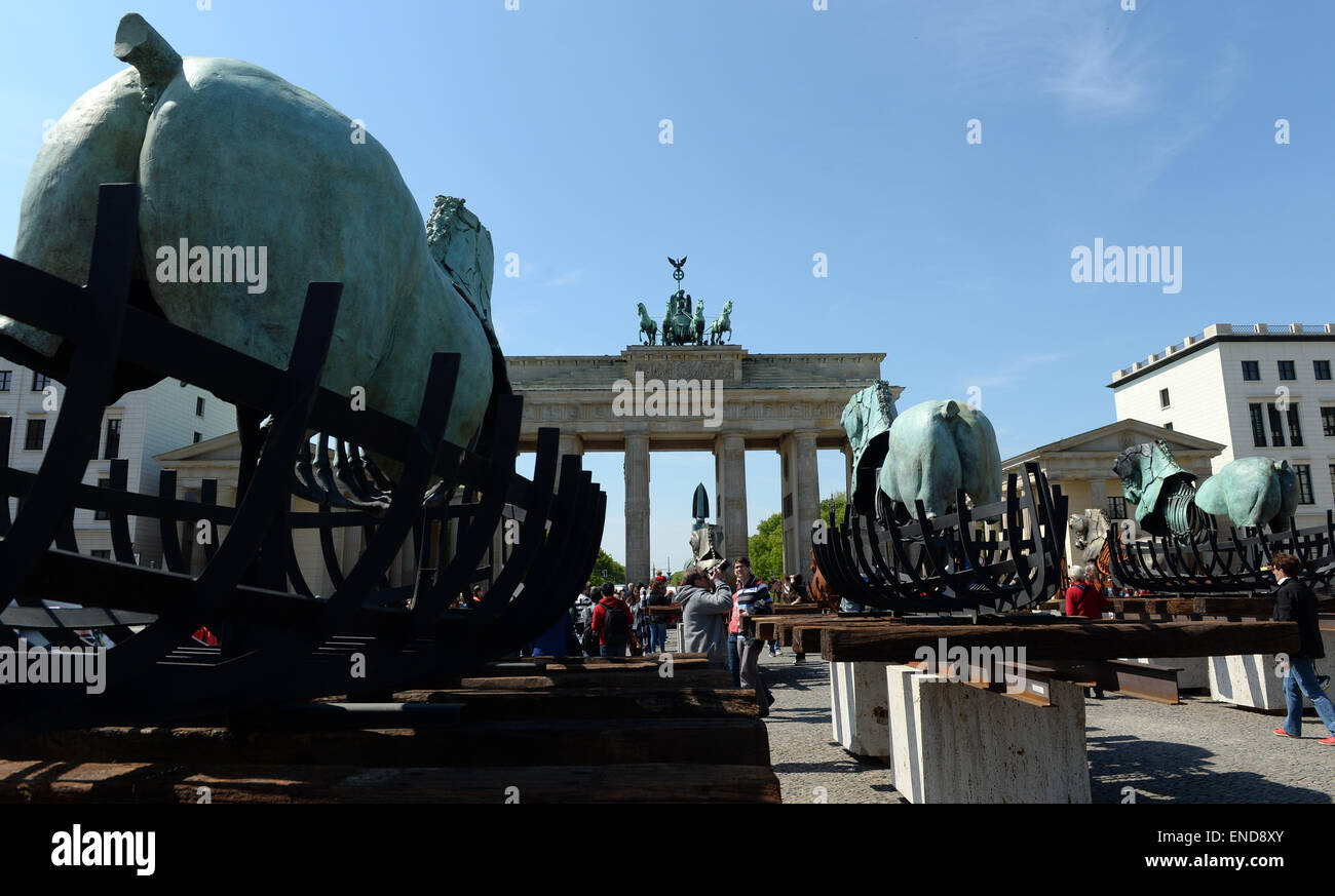 Berlin, Germany. 03rd May, 2015. Horse sculptures of the Mexcican artist Gustavo Aceves are presented in front of the Brandenburg gate in Berlin, Germany, 03 May 2015. 'Lapidarium - overcoming borders' - under this motto the Mexican wants to refer back to the quadriga horse and carriage on the gate using archaelogical remains to build the sculptures. Photo: BRITTA PEDERSEN/dpa/Alamy Live News Stock Photo