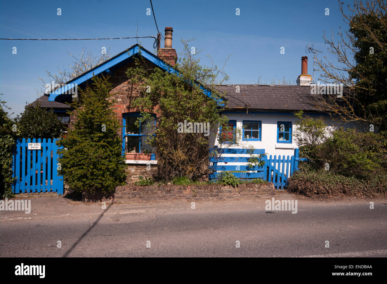 Detached country cottage hires stock photography and images Alamy