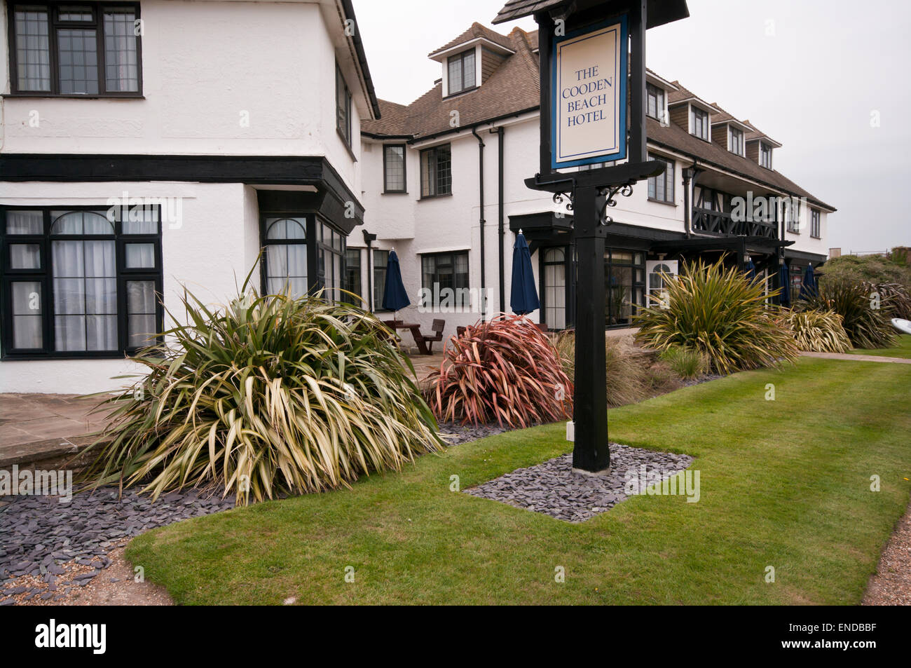 cooden-beach-hotel-bexhill-on-sea-east-sus-england-uk-stock-photo