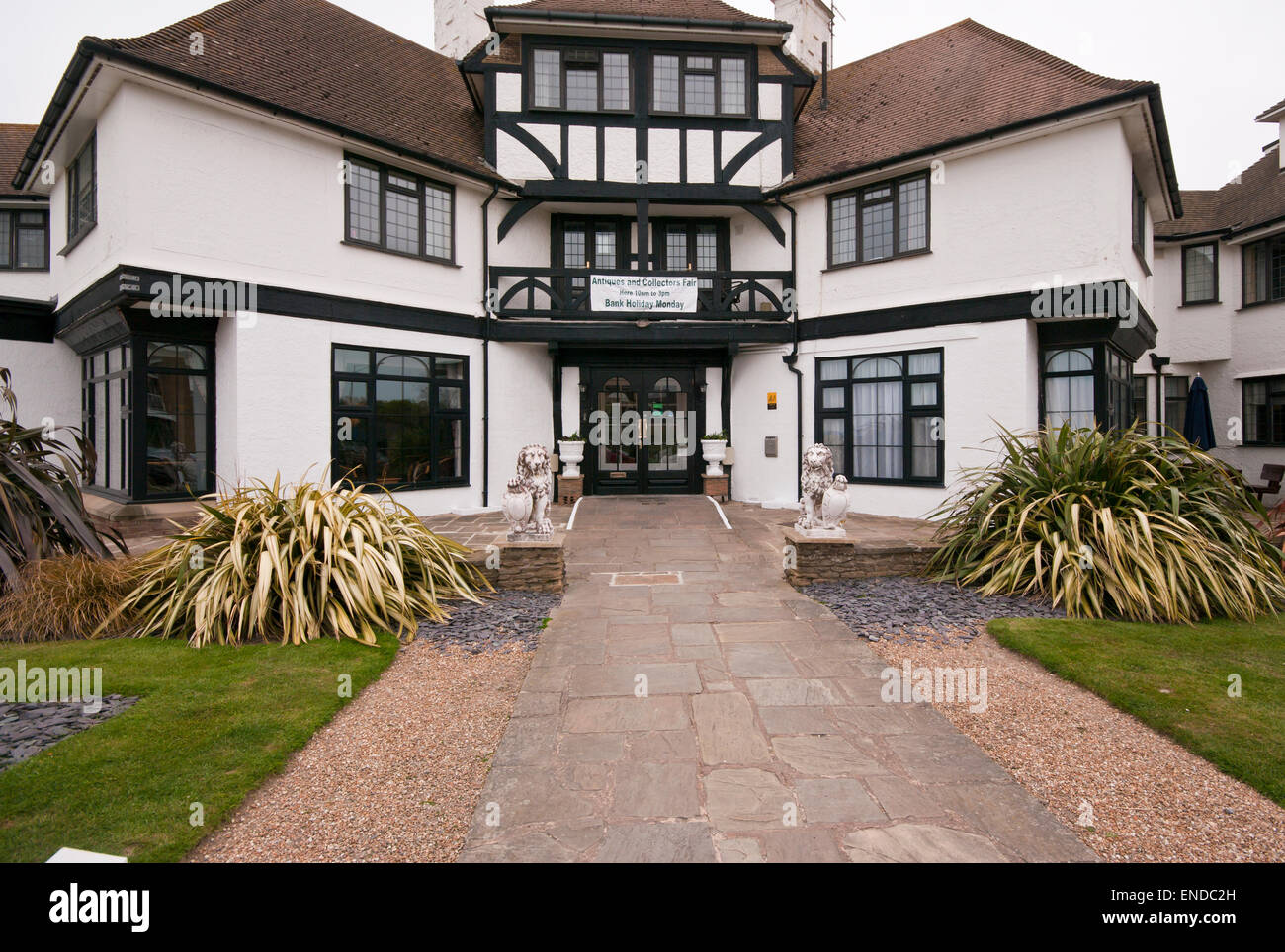 cooden-beach-hotel-bexhill-on-sea-east-sus-england-uk-stock-photo
