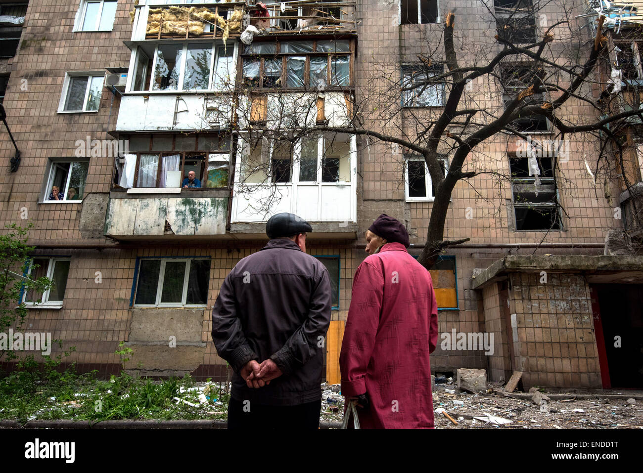 Donetsk, Ukraine, 03 May 2015. Residents of an apartment block in Kyivskyi district of Donetsk City survey damage caused by shelling the previous evening. The self-proclaimed Donetsk People's Republic has blamed Ukrainian forces for the attack. Photo: James Sprankle/dpa/Alamy Live News Stock Photo