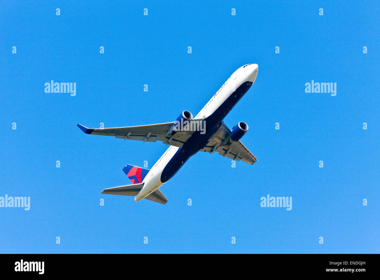 Boeing 767-332(ER) from Delta Airlines taking off Stock Photo - Alamy