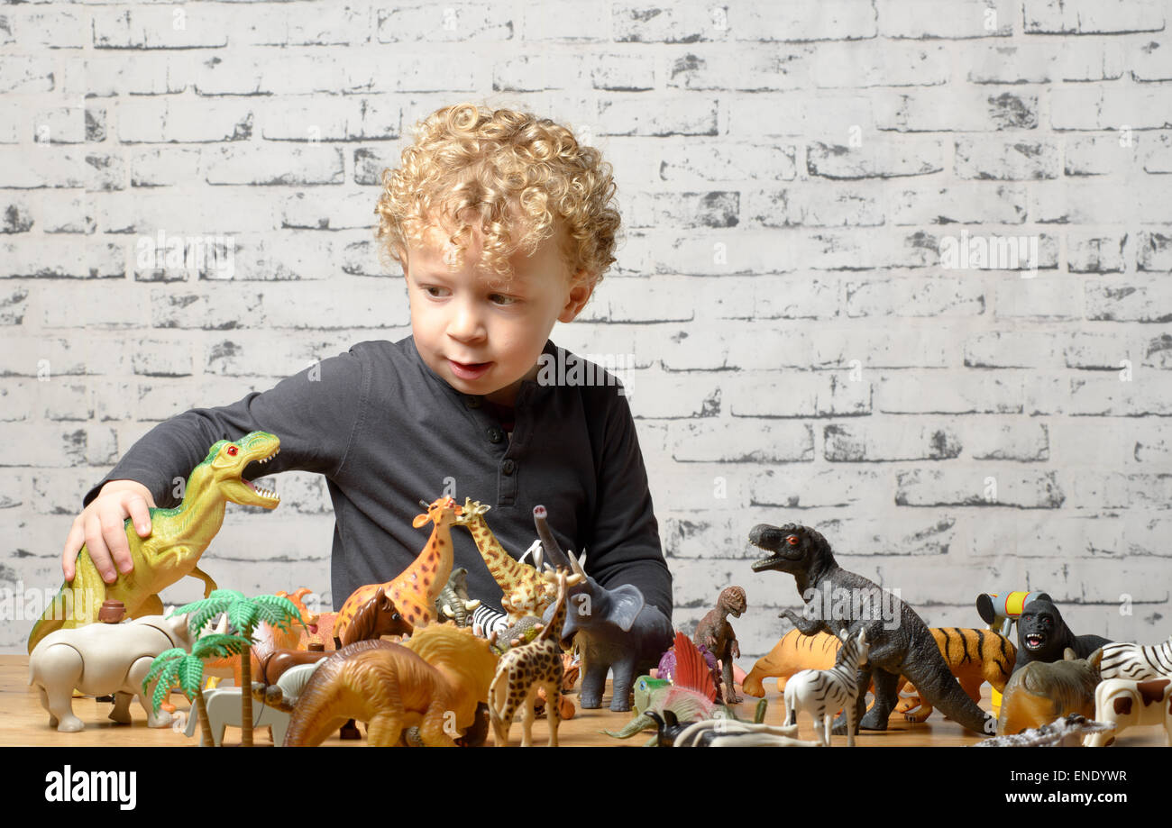 Дети играющие в животных. Ребенок играет с фигурками животных. Дети играют. Дети играют с животными. Домашние животные для детей.