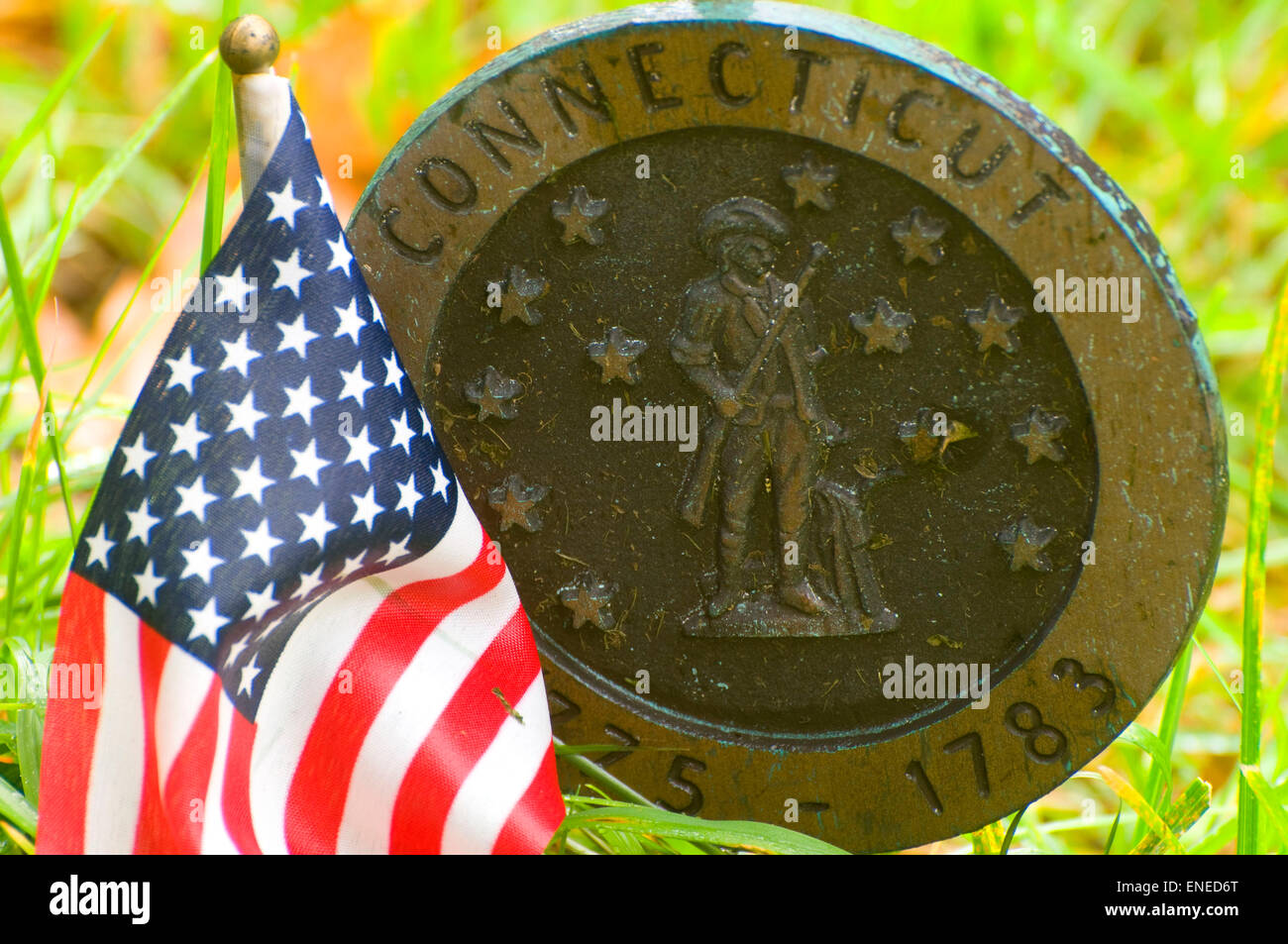 Revolutionary War grave marker with American flag, Memento Mori Burying Ground, Farmington, Connecticut Stock Photo