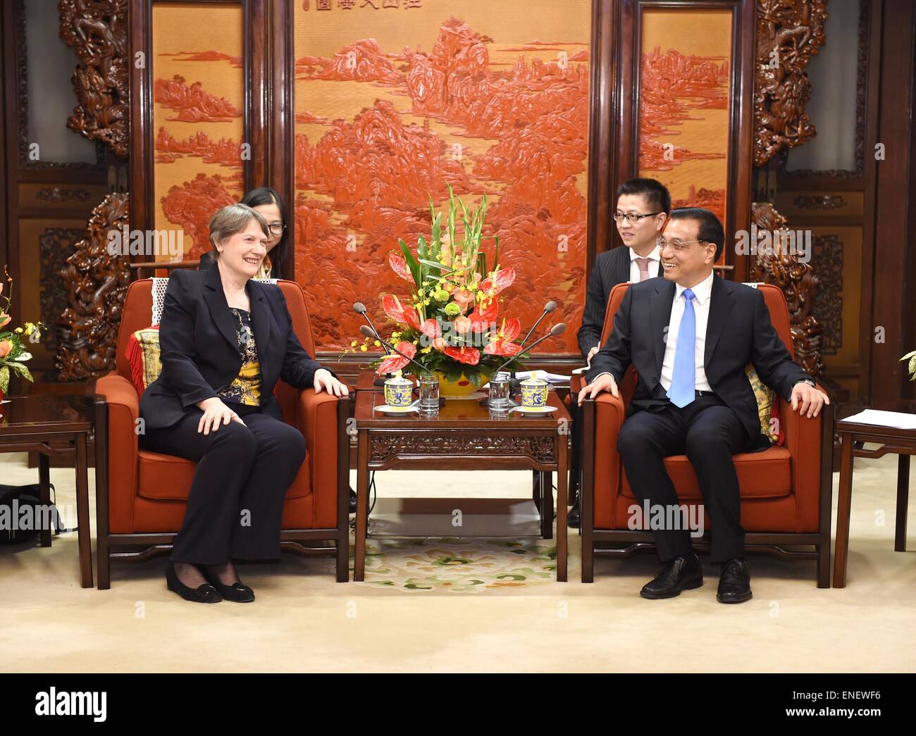 Beijing, China. 4th May, 2015. Chinese Premier Li Keqiang (R) meets with Helen Clark, under-secretary-general of the United Nations (UN) and administrator of the United Nations Development Program (UNDP), in Beijing, capital of China, May 4, 2015. © Rao Aimin/Xinhua/Alamy Live News Stock Photo