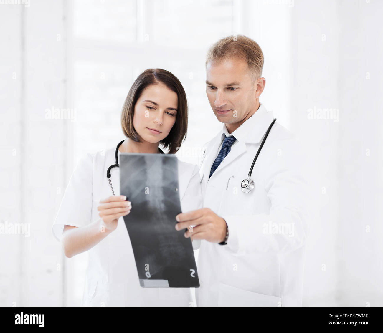 two doctors looking at x-ray Stock Photo - Alamy