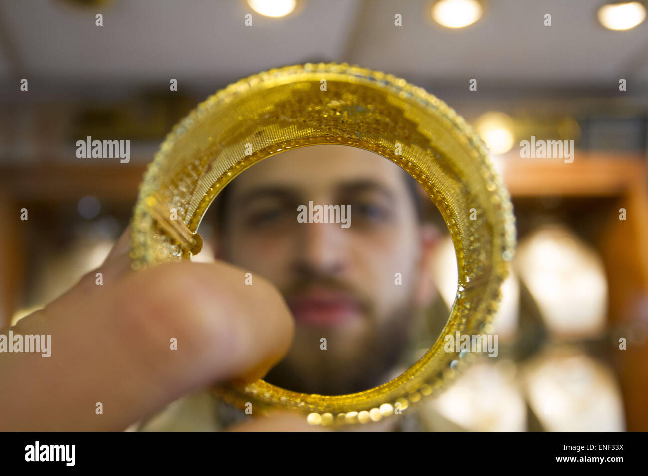 Gaza City, The Gaza Strip, Palestine. 4th May, 2015. Worker at Gold ...