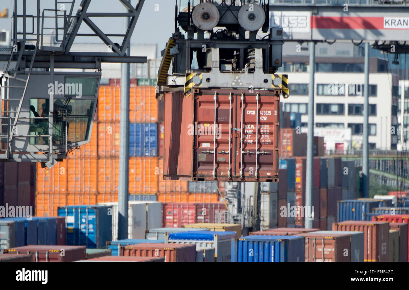 Frankfurt, Germany. 28th Apr, 2015. Containers are loaded from a truck onto tracks at a transshipment station in Frankfurt, Germany, 28 April 2015. Inbound containers are immediately loaded onto trains and trucks or stored temporarily in an open space area, based on a sophisticated logistics system. Photo: Boris Roessler/dpa/Alamy Live News Stock Photo